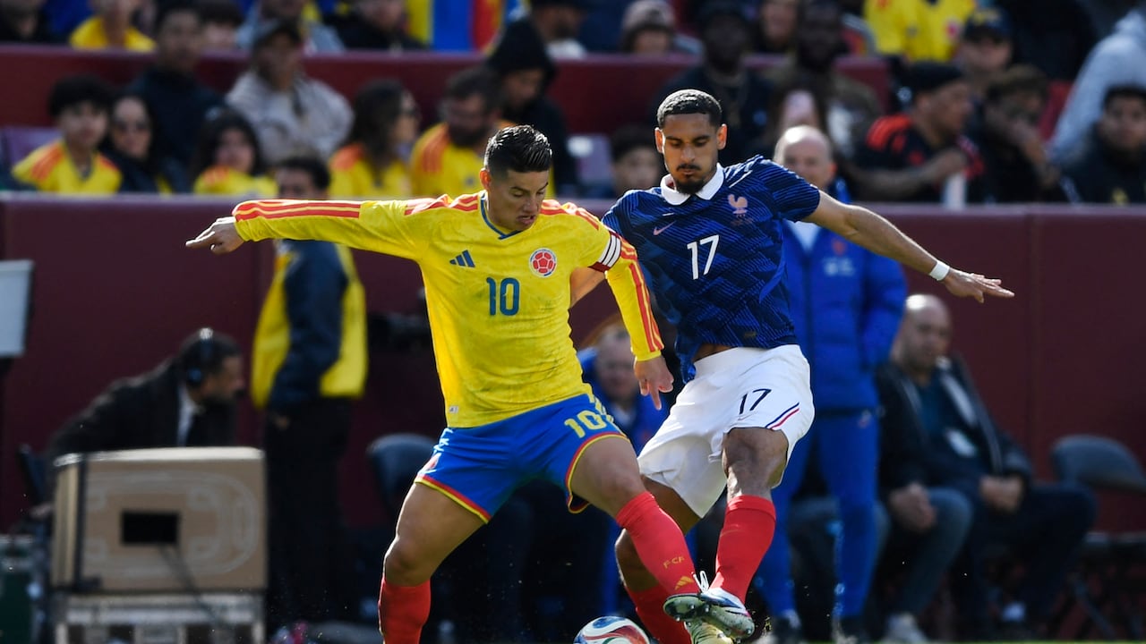 James Rodríguez, de Colombia, es desafiado por Maxence Lacroix, de Francia, durante el partido amistoso internacional entre Colombia y Francia en el Northwest Stadium el 29 de marzo de 2026 en Landover, Maryland.