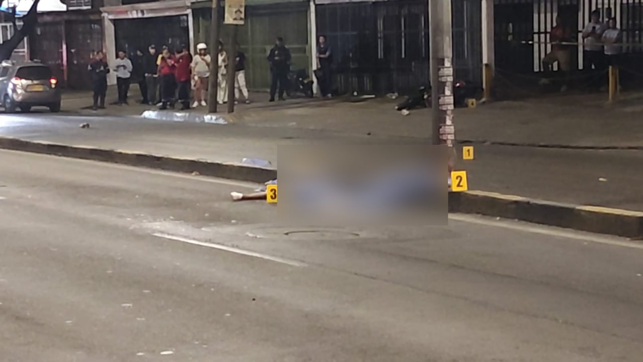 La motociclista habría perdido el control del vehículo.