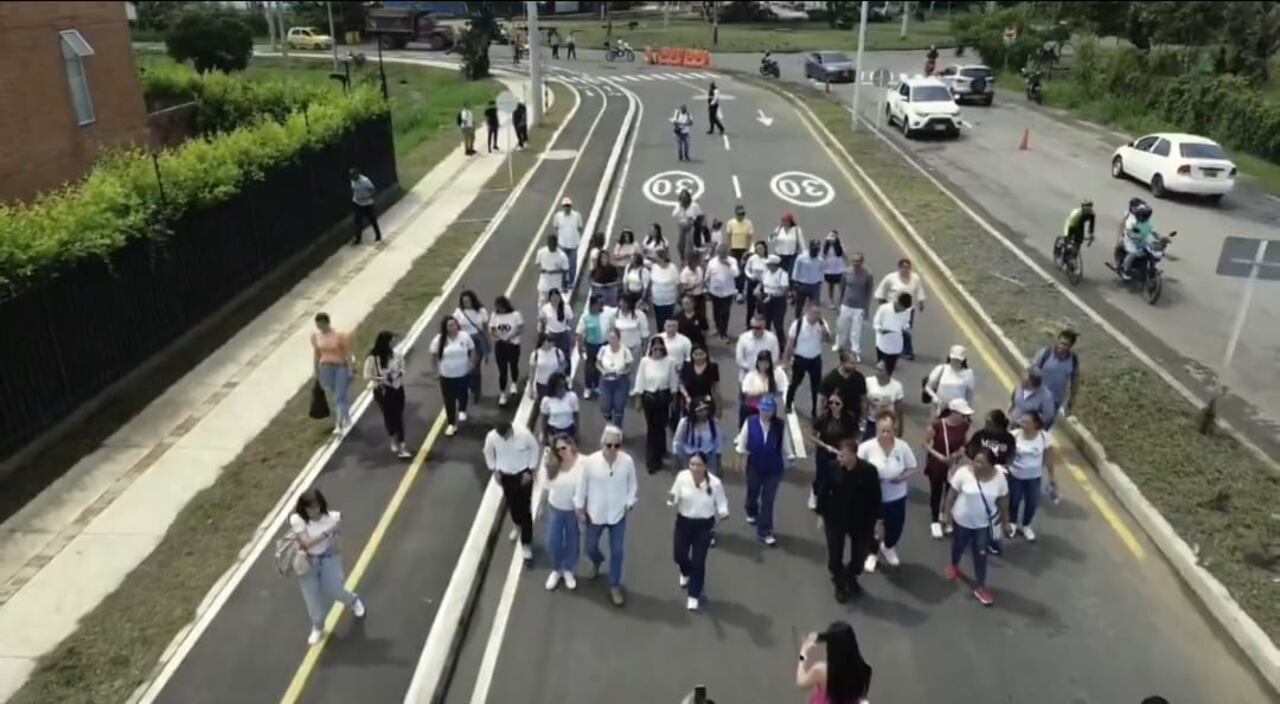 La alcaldesa Paola Castillo Gutiérrez, recorrió la vía con miembros de la comunidad para hacer entrega oficial de la obra. Foto: tomada de redes / El País.