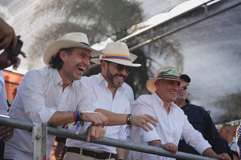 Abelardo De La Espriella acompañó el Desfile de Silleteros en su primera visita como presidente a Medellín
