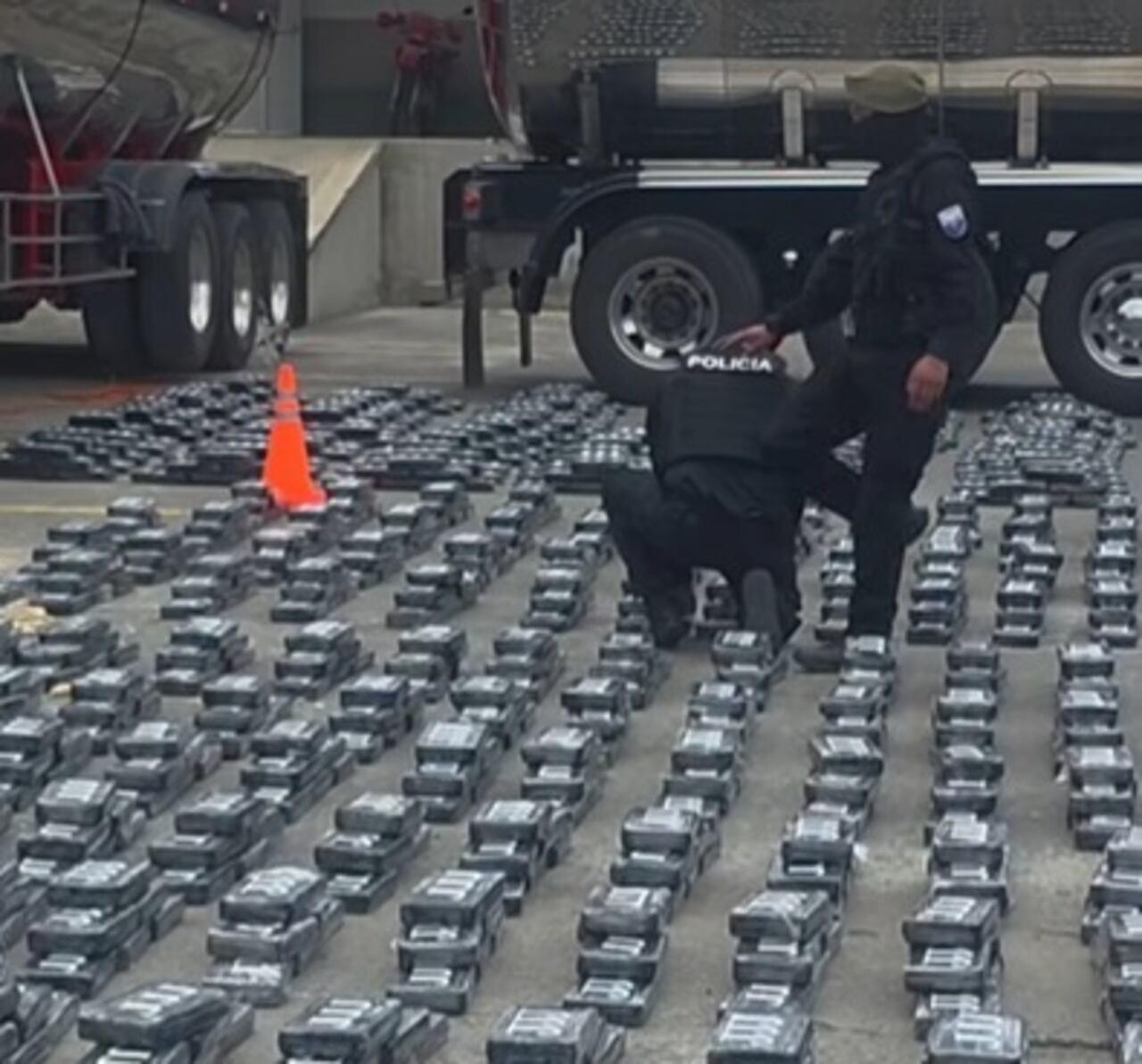 Operativos de control realizados por la Policía Nacional en Carchi, Ecuador, permitieron el decomiso de 2,3 toneladas de cocaína en el distrito Tulcán. La operación llamada Centinela 17-18 se desarrolló el sábado 30 de agosto de 2025.