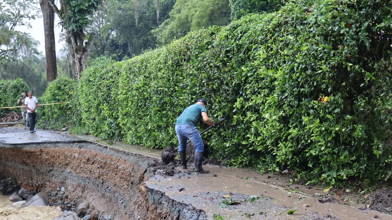 La vía que comunica a Crucebar con la vereda La María, en Buga, está afectada tras el desprendimiento de la carretera.