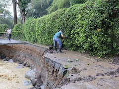 La vía que comunica a Crucebar con la vereda La María, en Buga, está afectada tras el desprendimiento de la carretera.