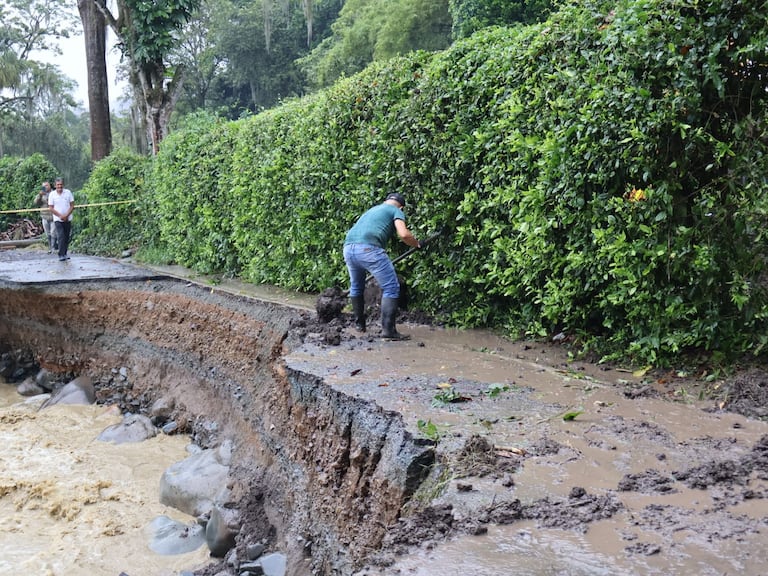 La vía que comunica a Crucebar con la vereda La María, en Buga, está afectada tras el desprendimiento de la carretera.