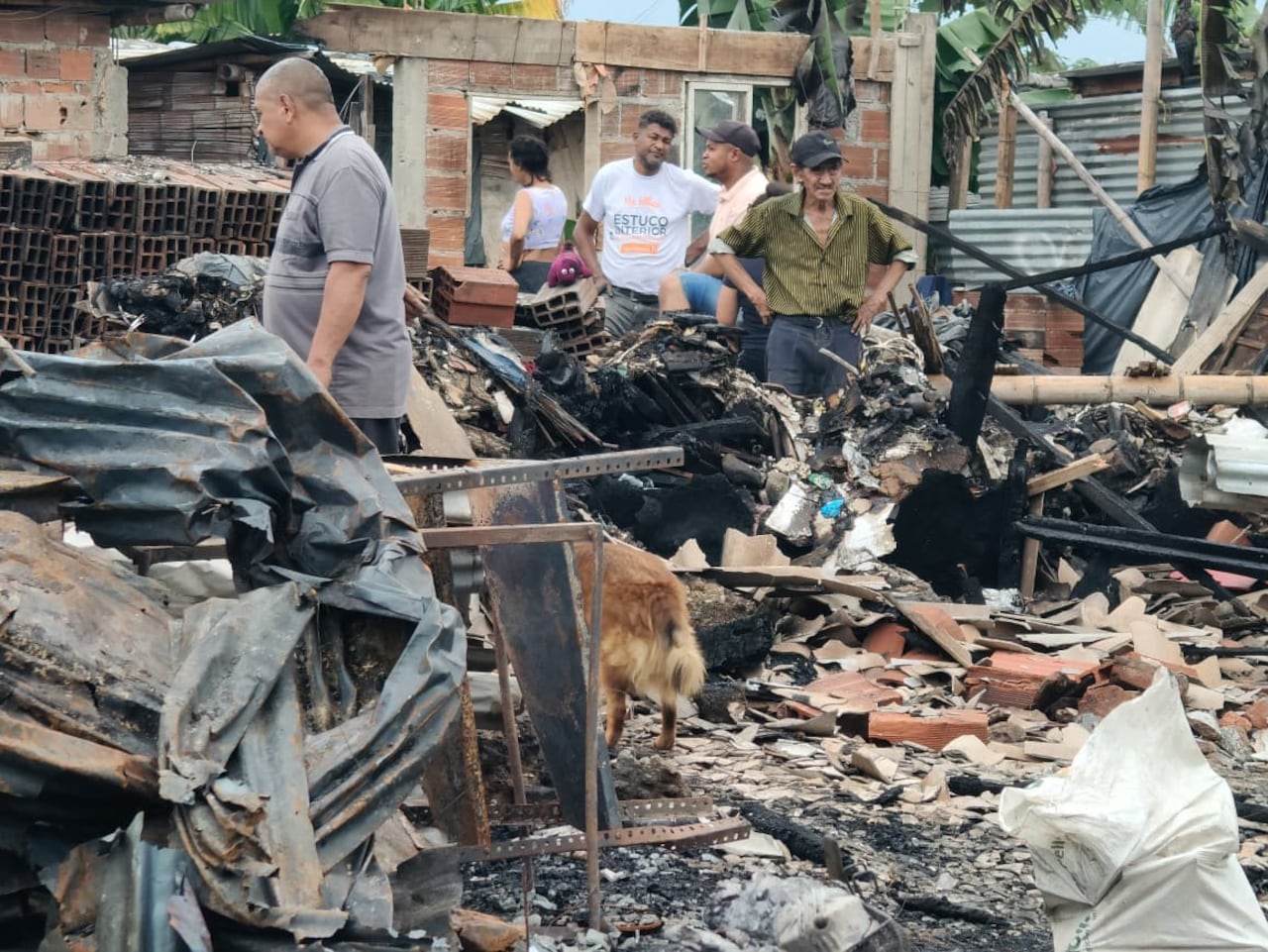 Fotos del incendio que afectó a 20 casa en El Pondaje, oriente de Cali