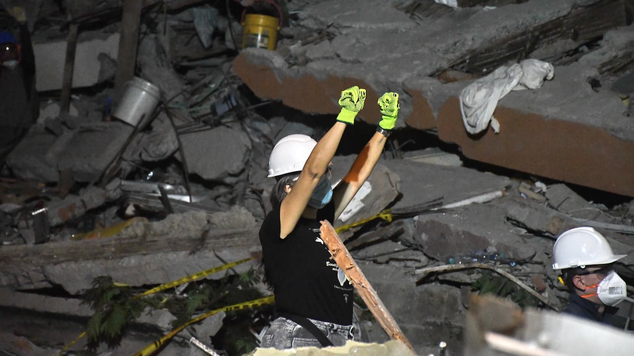 Cali: Luego de 72 horas del terremoto que afectó a la ciudad, el grupo de rescatistas y voluntarios continúa en su ardua labor durante día y noche, jornadas interminables con héroes invisibles que lo dan todo por rescatar con vida a los sobrevivientes