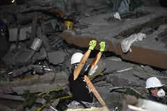 Cali: Luego de 72 horas del terremoto que afectó a la ciudad, el grupo de rescatistas y voluntarios continúa en su ardua labor durante día y noche, jornadas interminables con héroes invisibles que lo dan todo por rescatar con vida a los sobrevivientes