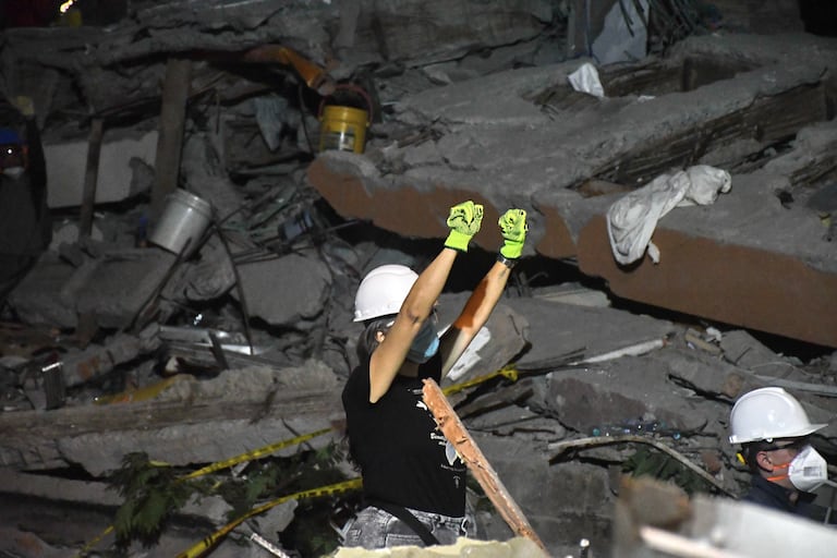 Cali: Luego de 72 horas del terremoto que afectó a la ciudad, el grupo de rescatistas y voluntarios continúa en su ardua labor durante día y noche, jornadas interminables con héroes invisibles que lo dan todo por rescatar con vida a los sobrevivientes