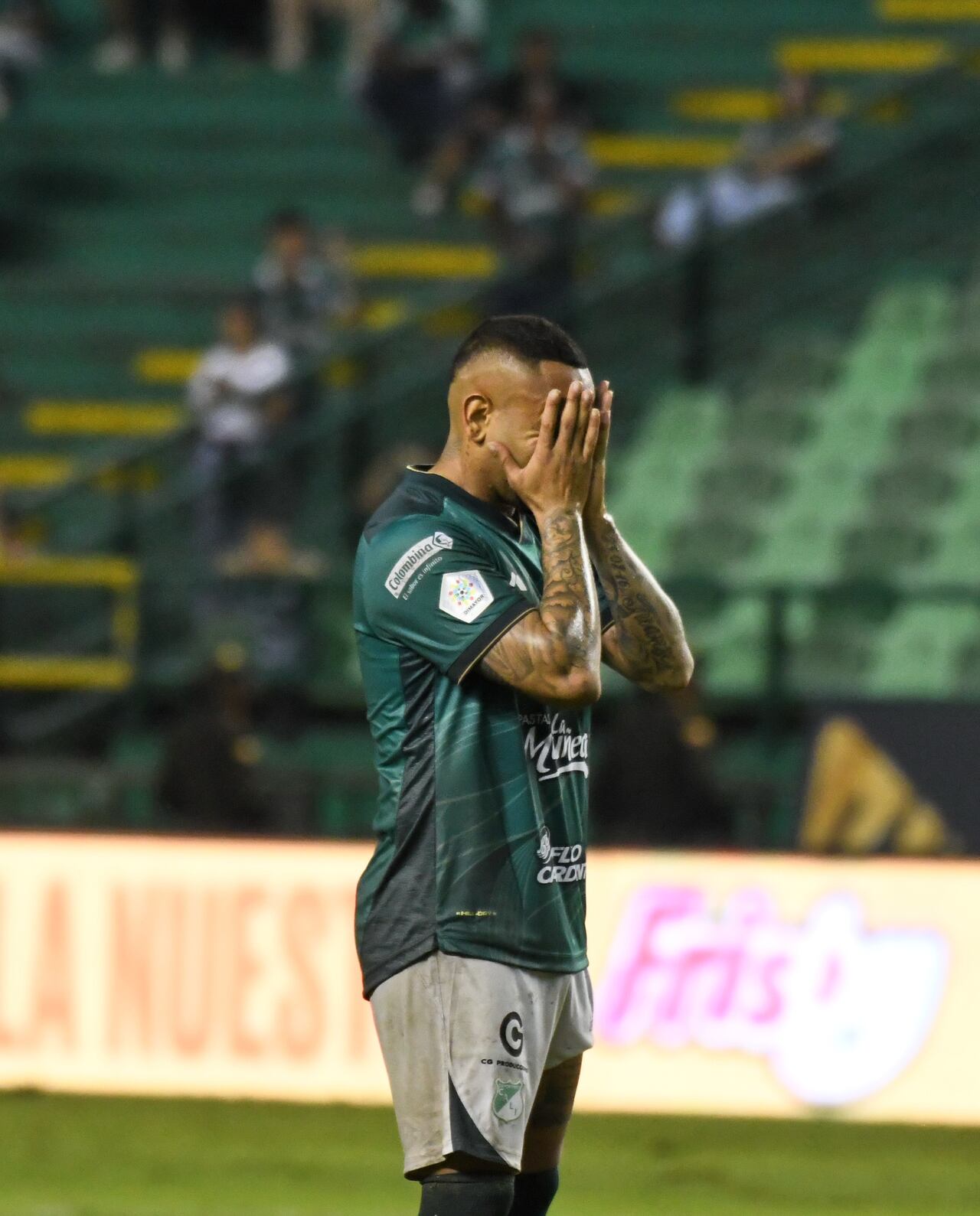 Fútbol: Dolorosa eliminación, Deportivo Cali 0 Independiente Santa Fe 2. Los azucareros quedaron fuera del octagonal de la Liga Betplay . Foto José L Guzmán