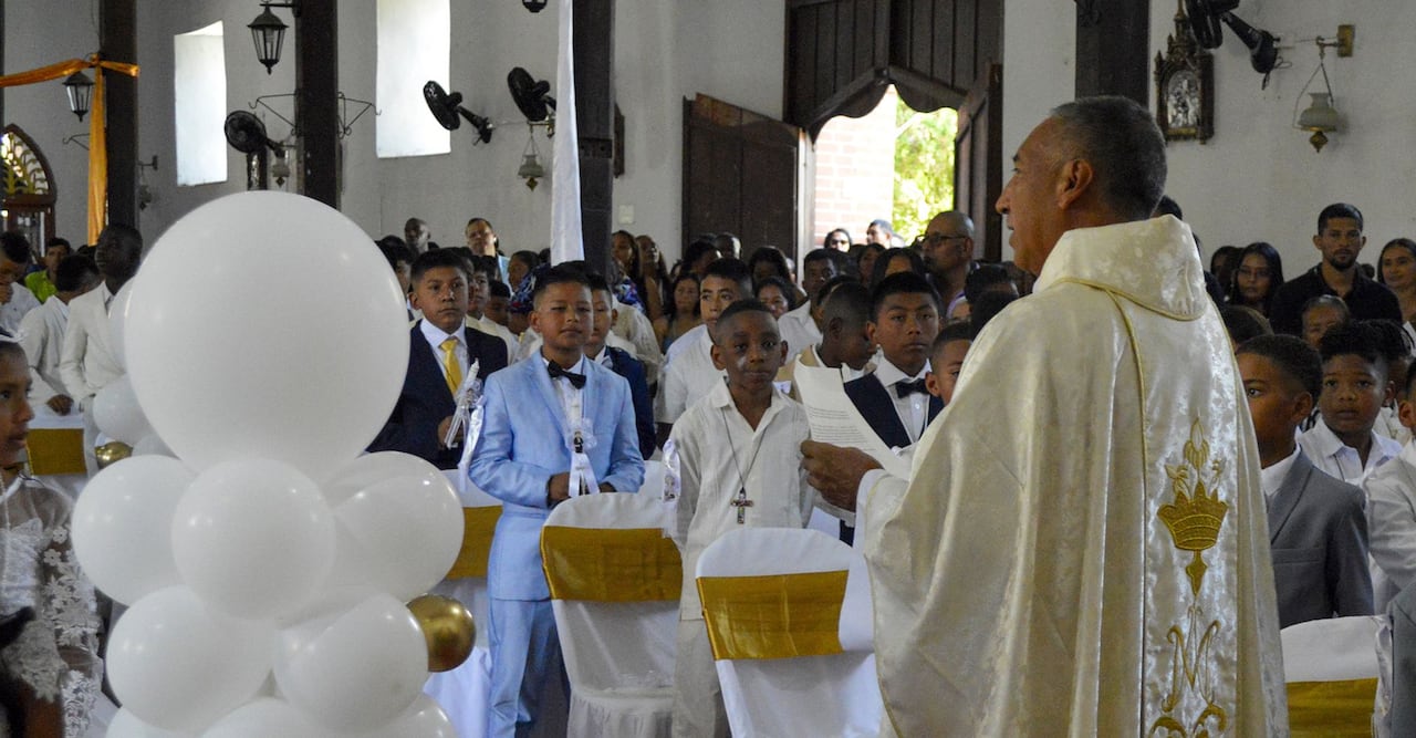 "En esta Santa Eucaristía en Vivo, celebramos la inocencia, la esperanza y la alegría que brota de cada uno de nuestros pequeños comunicantes, quienes hoy se acercan por primera vez a Jesús Eucaristía, llenando de luz a sus familias y a toda la Parroquia", expresó padre José Eduardo Cruz, párroco de la iglesia Juan Esteban de Caloto.