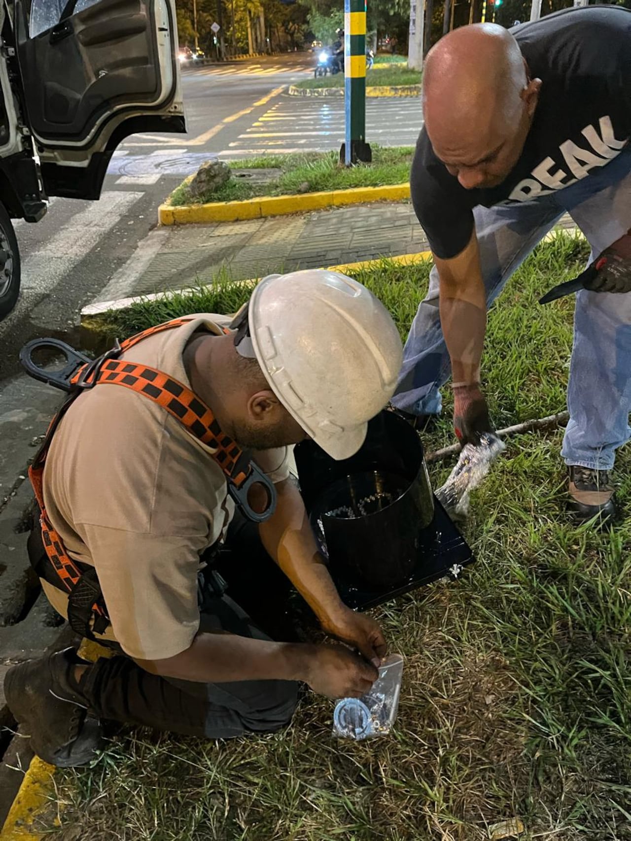 Operarios agilizan la instalación de los 60 nuevos temporizadores semafóricos en los principales corredores viales de Cali vigilados por cámaras de fotodetección.