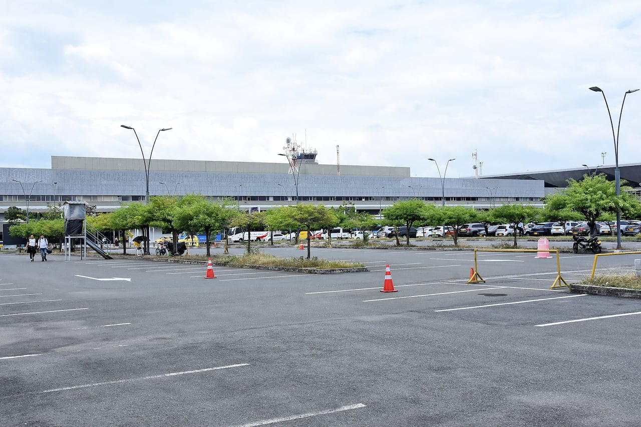 Parqueaderos Aeropuerto Alfonso Bonilla Aragón.