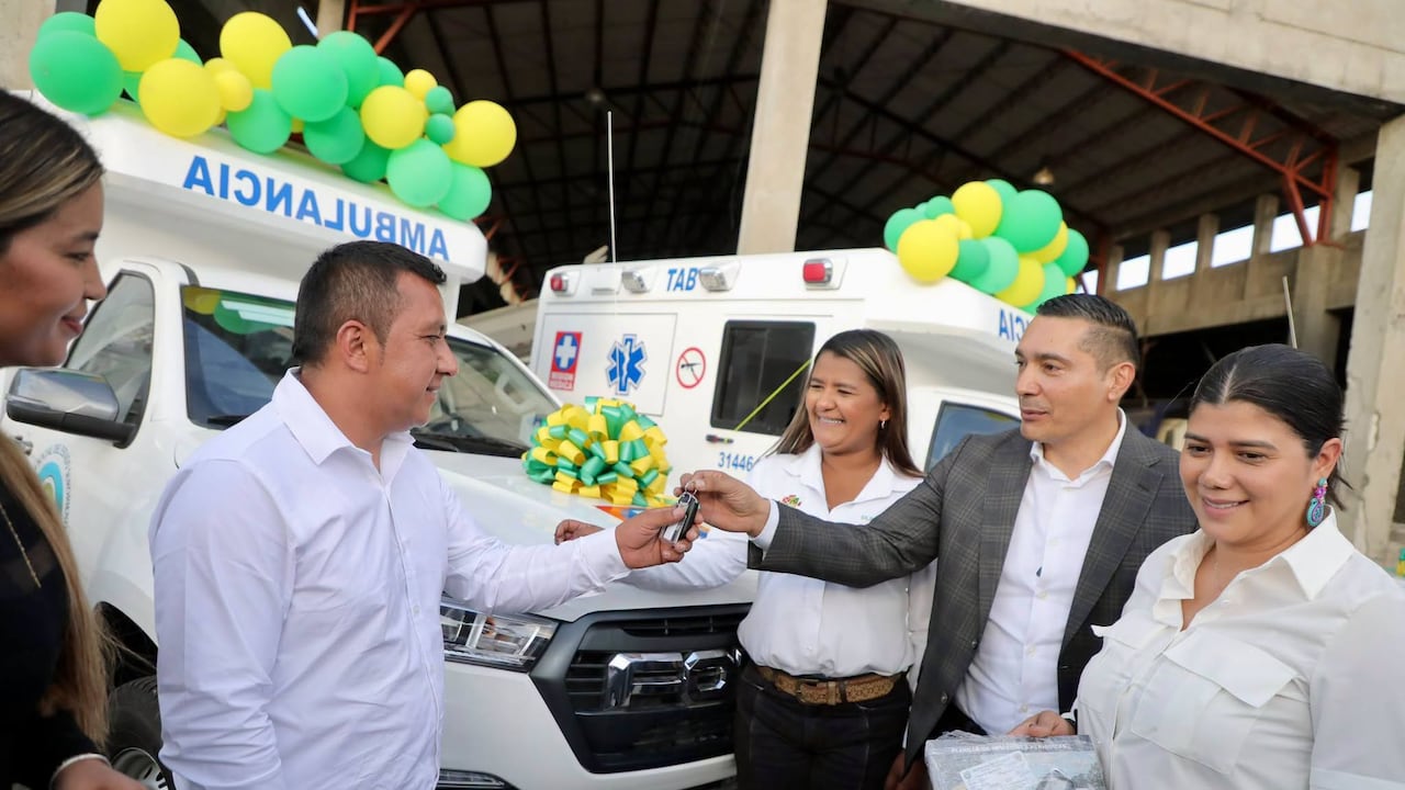 Autoridades departamentales y municipales destacaron que las ambulancias permitirán mejorar los traslados y la atención oportuna de pacientes.
