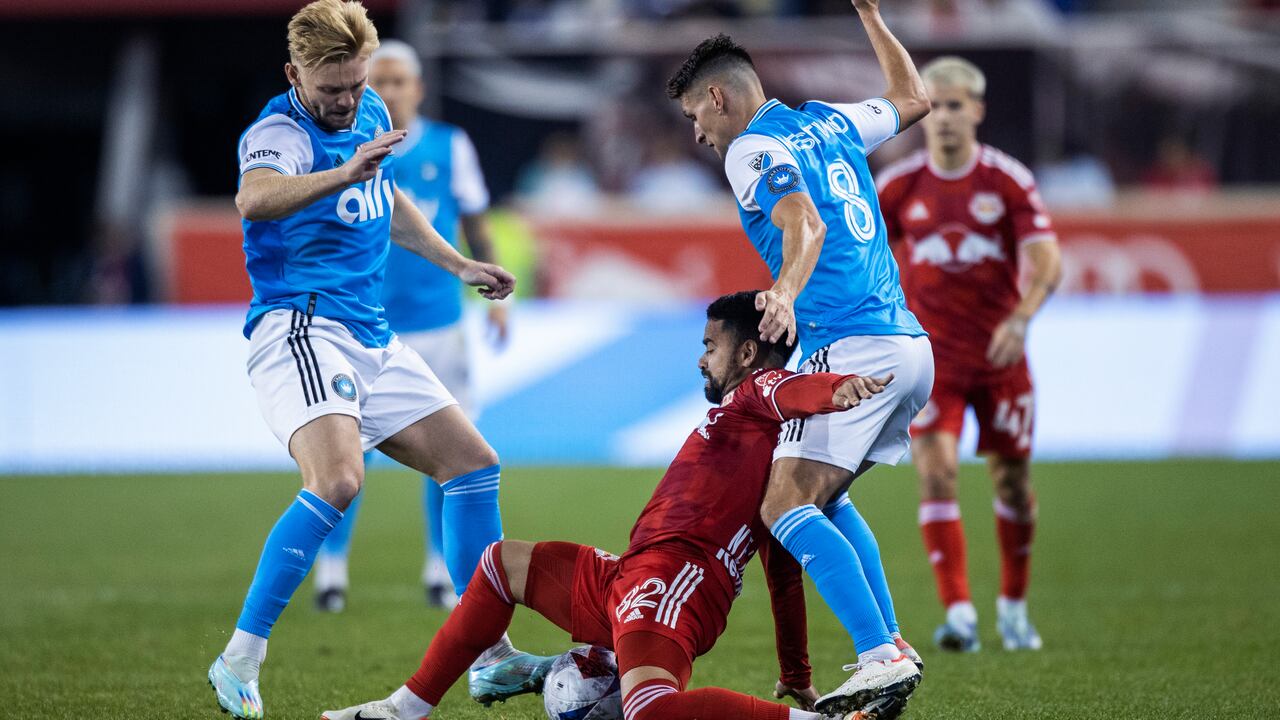 El mediocampista de los New York Red Bulls Luquinhas, centro, lucha por el balón contra el mediocampista del Charlotte FC Kamil Jozwiak, izquierda, y la mediocampista Ashley Westwood durante un partido de fútbol de la MLS el miércoles 25 de octubre de 2023 en Harrison, Nueva Jersey (AP Foto/Eduardo Muñoz Álvarez) )