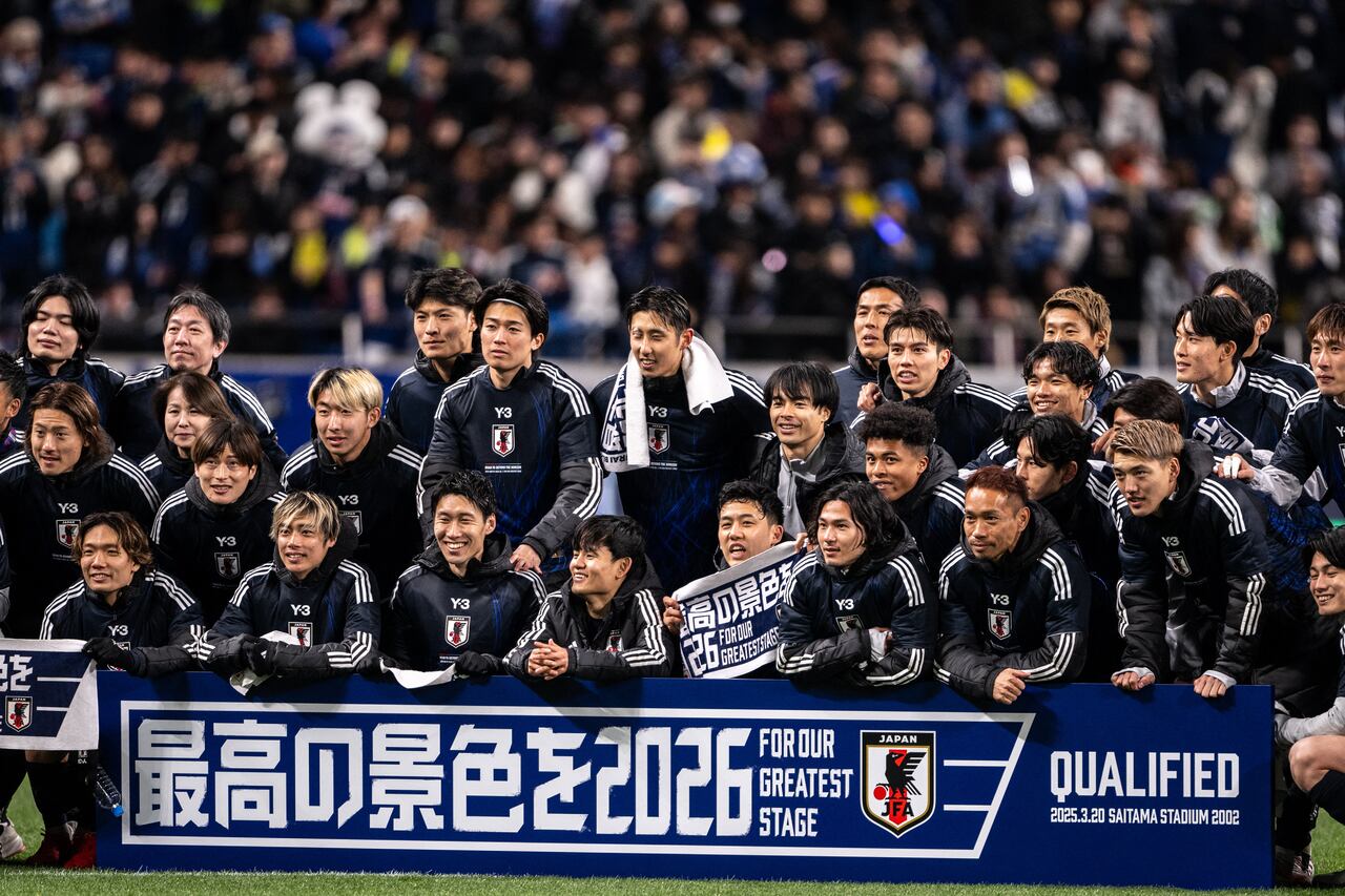 El equipo japonés celebra tras ganar el partido de clasificación asiática para la Copa Mundial de la FIFA 2026 entre Japón y Baréin en Saitama el 20 de marzo de 2025