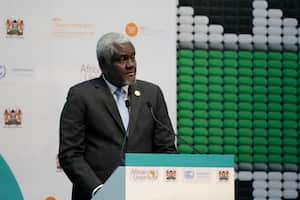 El presidente de la Unión Africana, Moussa Faki Mahamat, se dirige a los delegados durante la sesión de clausura de la Cumbre Africana sobre el Clima en el Centro Internacional de Convenciones Kenyatta en Nairobi, Kenia, el miércoles 6 de septiembre de 2023.