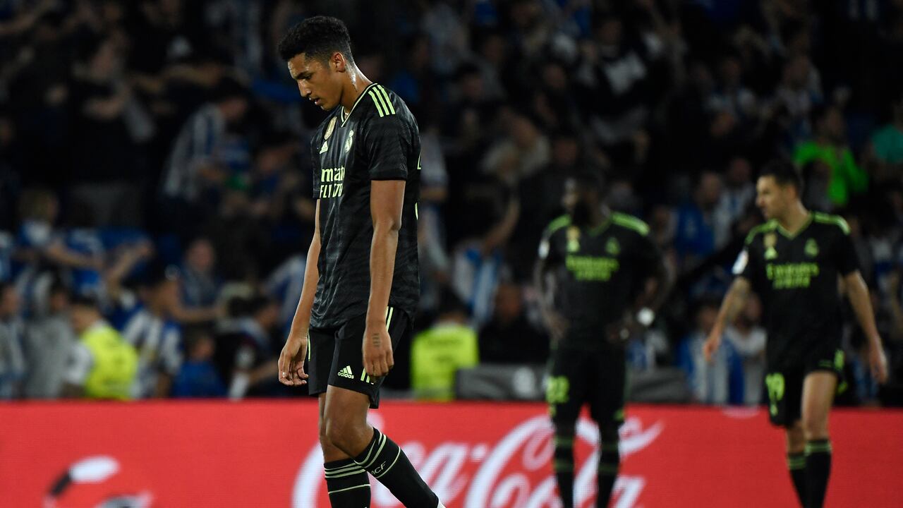 Los jugadores del Real Madrid no ocultan la tristeza tras caer ante Real Sociedad en la Liga de España.