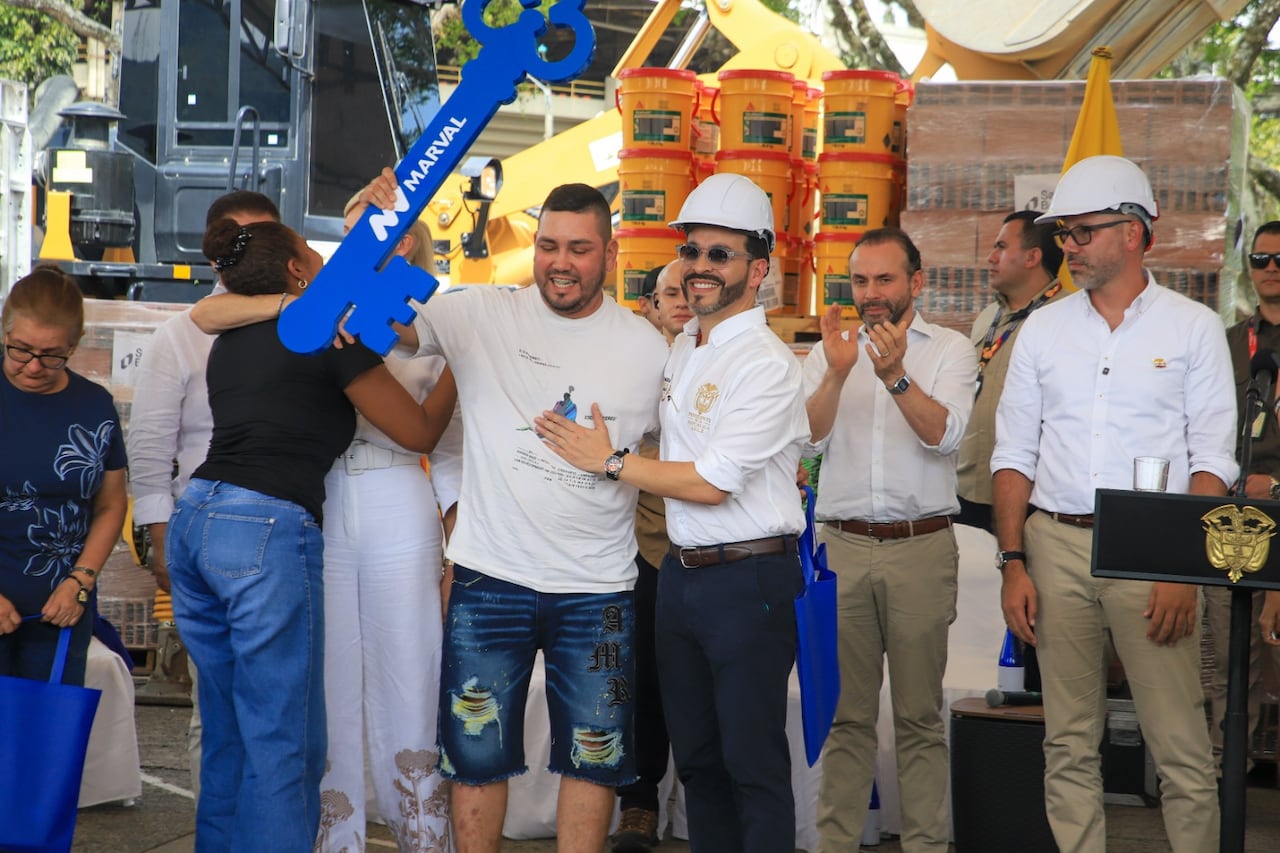 Se hace la entrega de cuatro viviendas escrituradas y totalmente amobladas a familias afectadas.