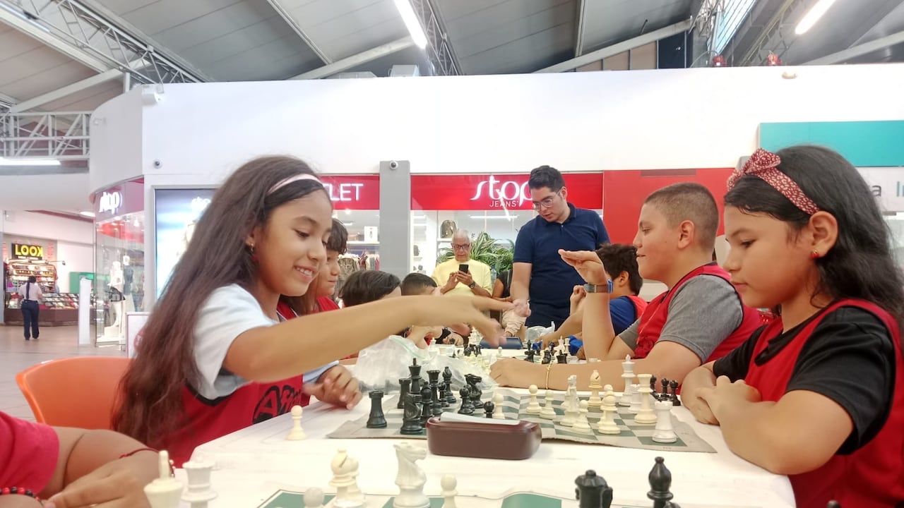 Niños y jóvenes participan en actividades artísticas, deportivas y tecnológicas del programa After School, que busca promover el uso del tiempo libre en entornos seguros y formativos.