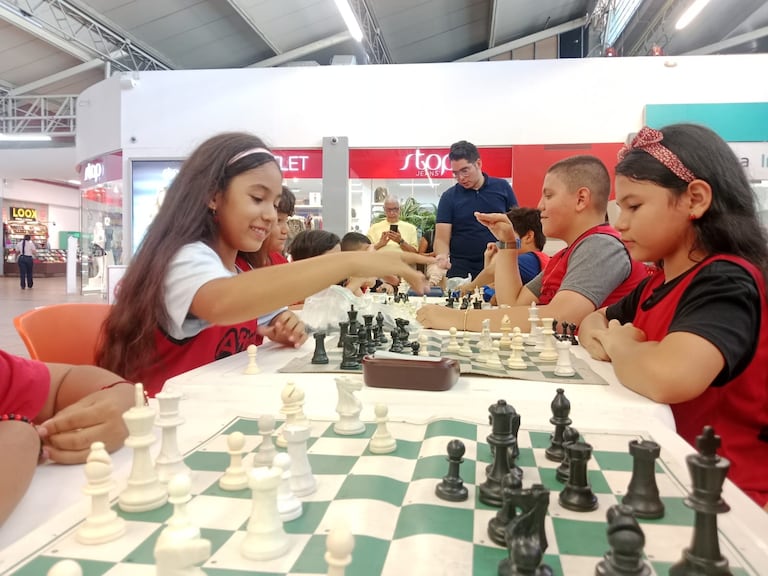 Niños y jóvenes participan en actividades artísticas, deportivas y tecnológicas del programa After School, que busca promover el uso del tiempo libre en entornos seguros y formativos.