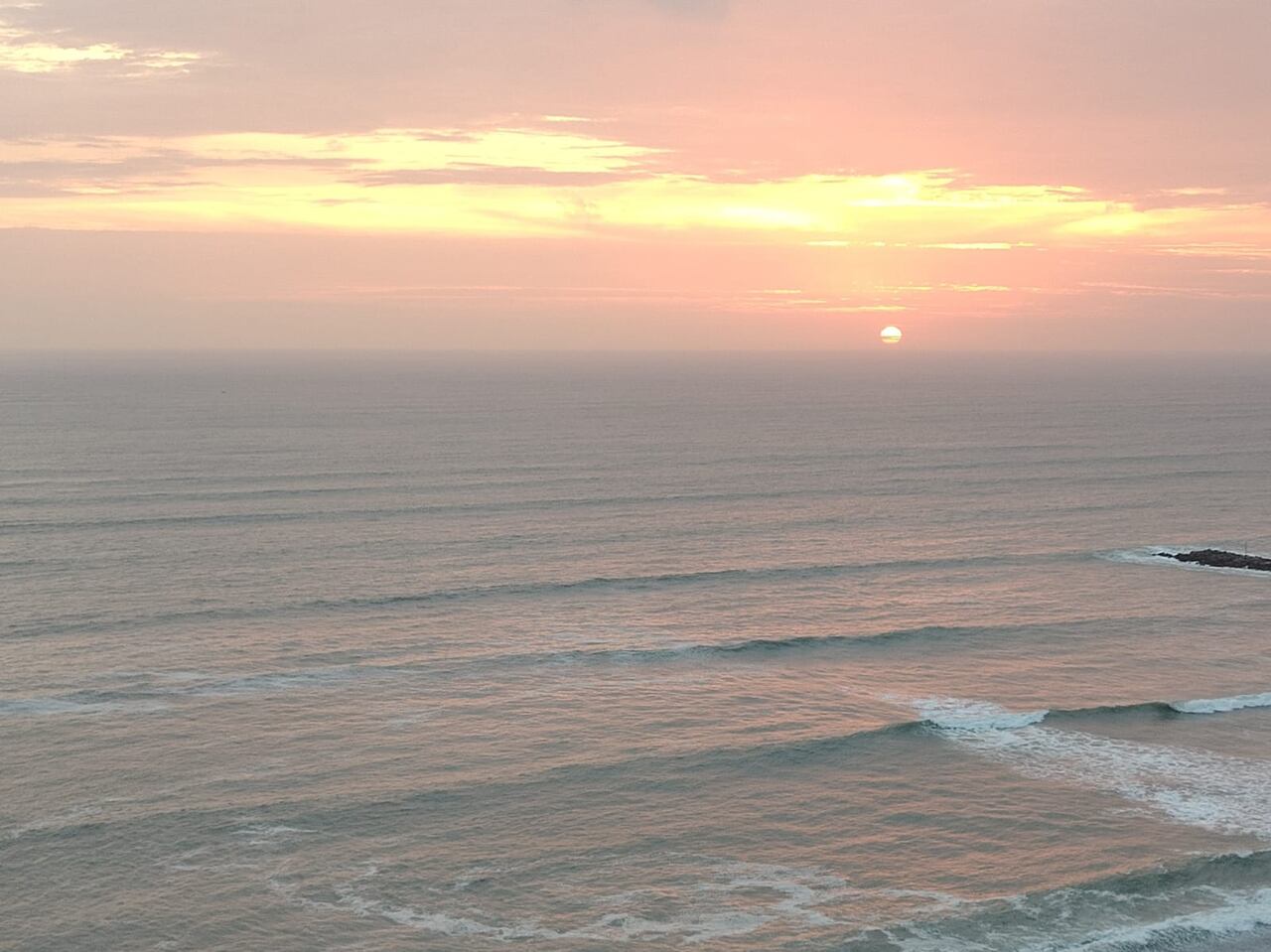 Perú tiene una amplia costa hacia el océano Pacífico.