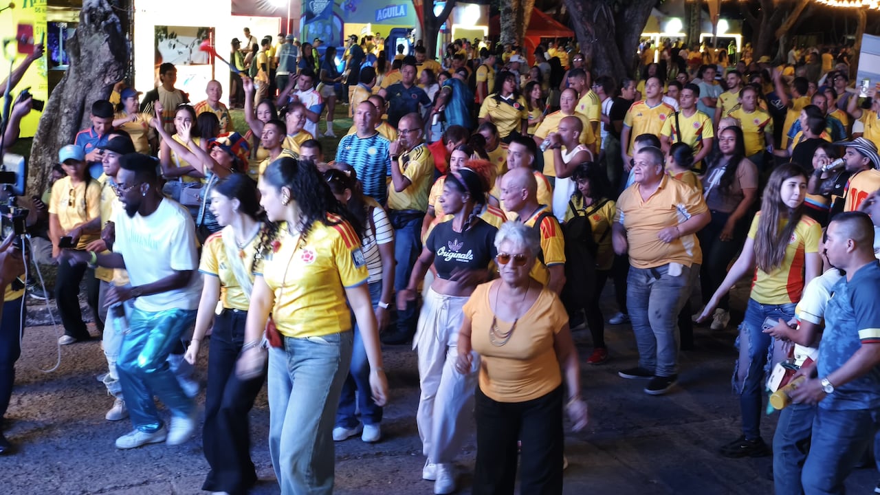 Entre cánticos y bailes, los aficionados vivieron minuto a minuto el encuentro de la Selección Colombia en el Mundial. El Parque de La Retreta se convirtió en un gran escenario de apoyo al combinado nacional.
