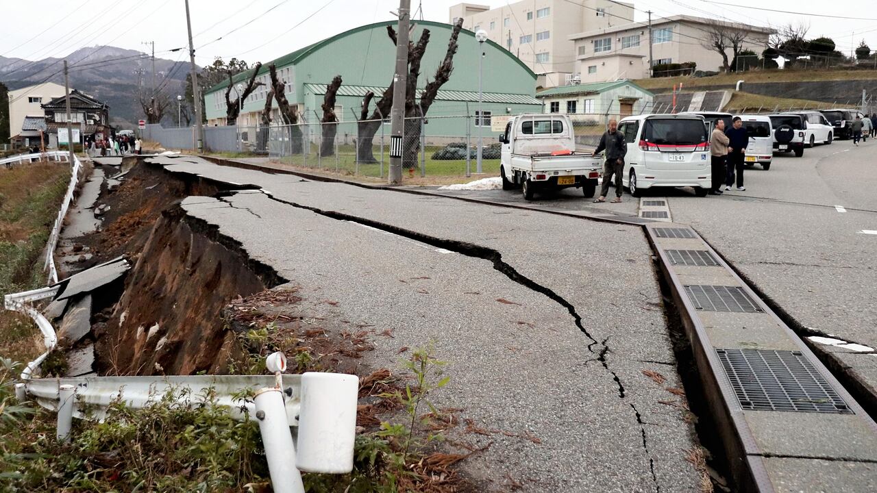 Japón en Riesgo: Sismos de Magnitud 7.6 Desencadenan Tsunamis: Una serie de temblores sísmicos ha sacudido el centro de Japón, marcando magnitudes de hasta 7.6.