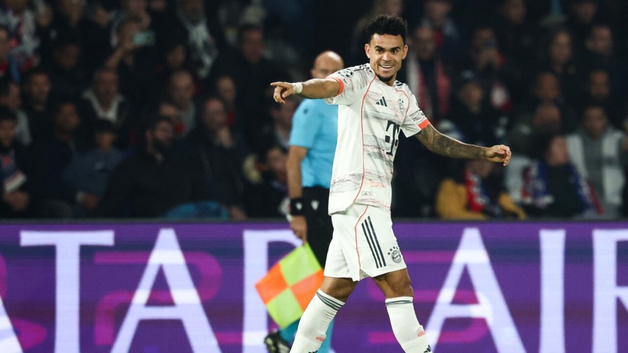 El delantero colombiano del Bayern Munich, Luis Díaz (número 14), celebra el primer gol de su equipo durante la Liga de Campeones de la UEFA.