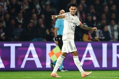 El delantero colombiano del Bayern Munich, Luis Díaz (número 14), celebra el primer gol de su equipo durante la Liga de Campeones de la UEFA.