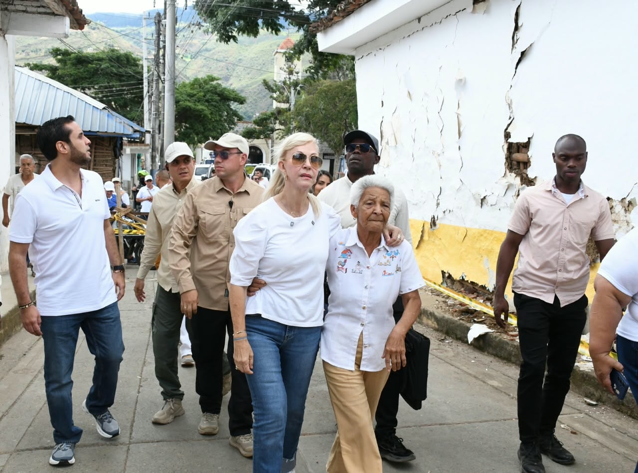 Familias de los barrios Ricaurte, Fátima y Remedios, en Dagua, acompañaron el recorrido de la gobernadora por las zonas con mayores daños.