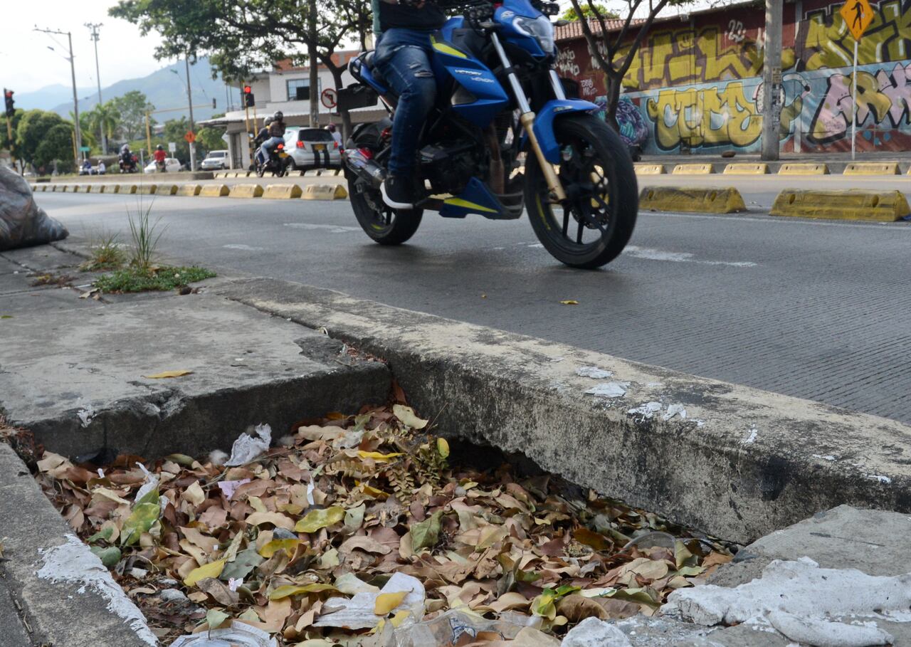 Cali: Robos y daños en estructuras urbanas ( tapas de alcantarillas y cableados, de Emcali. Foto José L Guzmán
