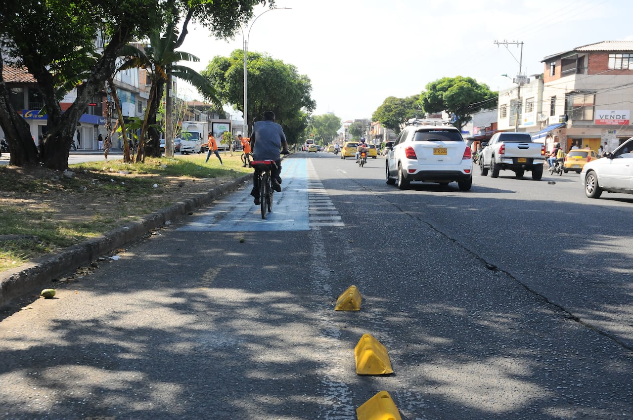 Cali: Una gran parte de "Los taches" o separadores de la ciclo ruta en la calle 13 con la autopista sector la Luna fueron levantados, dejando muy desprotegidos a los ciclistas, ya que los conductores de carros y motos invaden su espacio vial. Foto José L Guzmán. El País