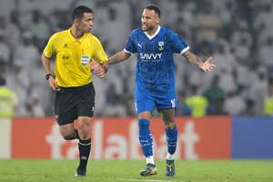 Neymar le hace un reclamo al árbitro que pitó el compromiso ante al Al-Ain, en la victoria de su equipo 5-4 por Liga de Campeones de Asia.