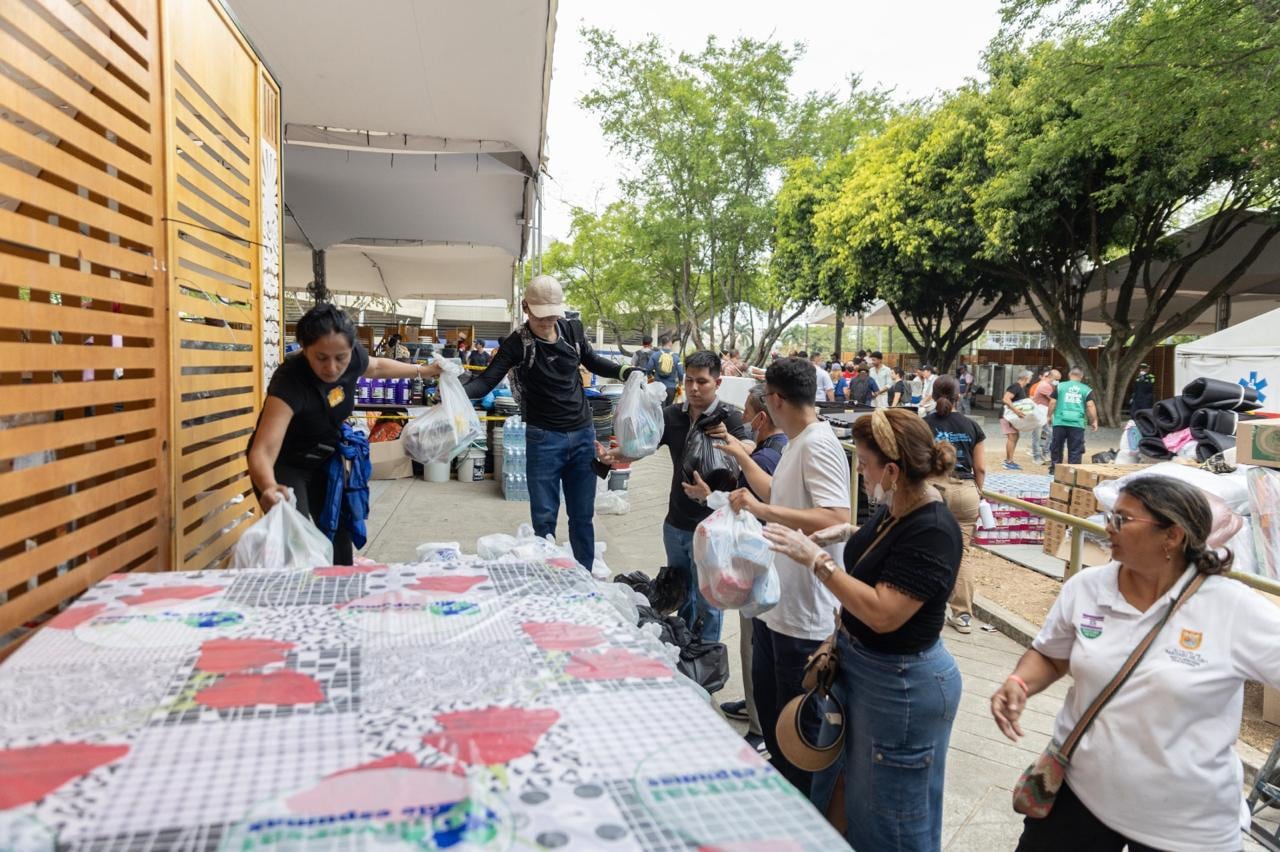 1.500 voluntarios apoyan la distribución de ayudas a damnificados por el terremoto en Cali