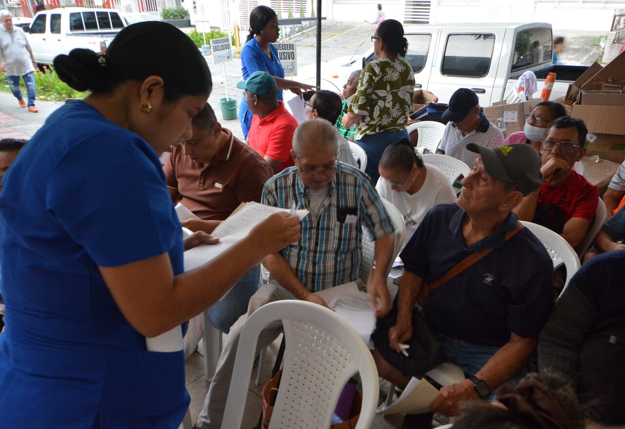 Desde este viernes, 28 de marzo, los usuarios de la Nueva EPS podran reclamar sus medicinas en el nuevo dispensario de Disfarma en el barrio Tequendama. Foto Jorge Orozco.