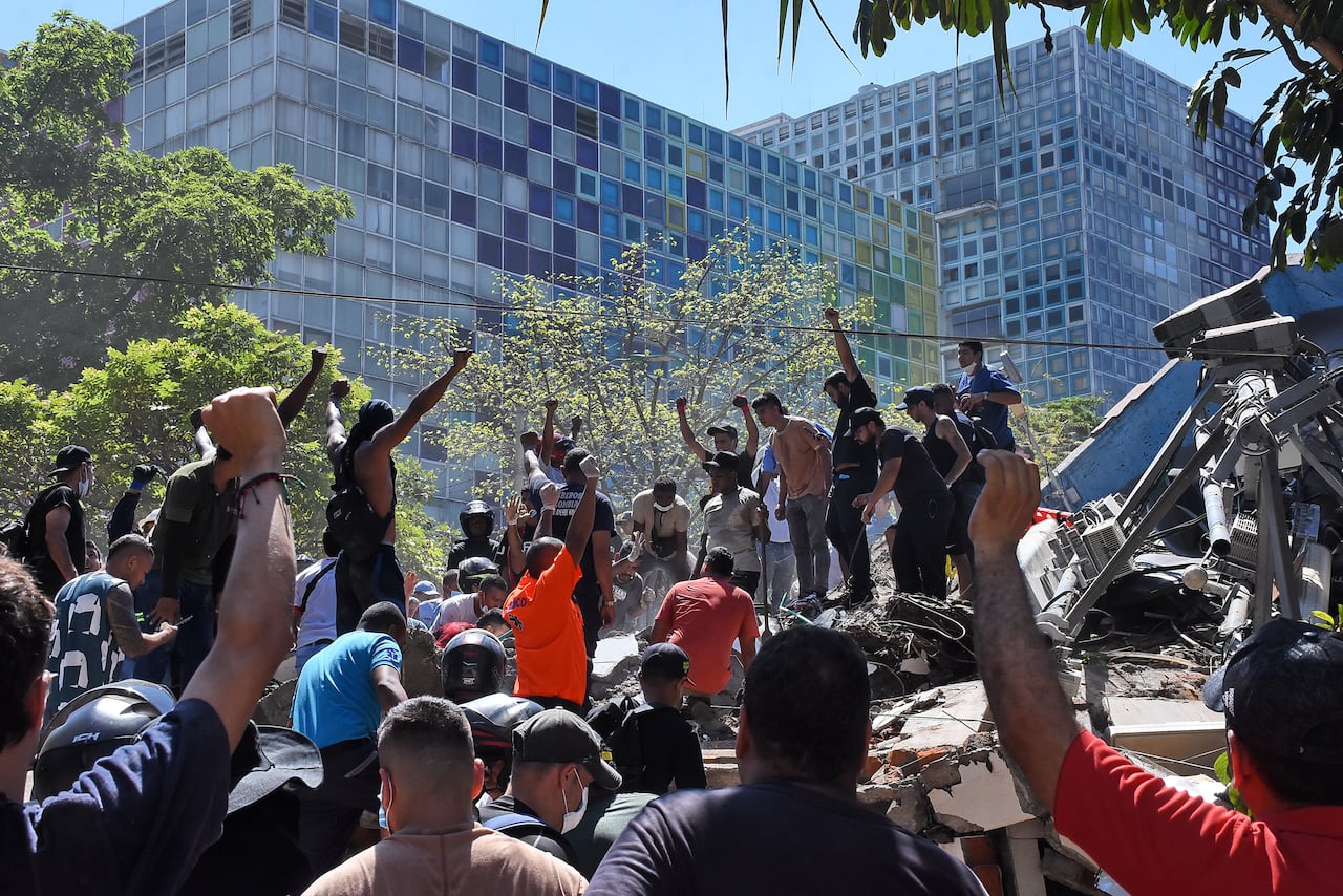Terremoto en Cali, Colapso de infraestructura en diferentes lugares de la ciudad. Clínica de Colores, DESA, Galería Alameda, Edificaciones sobre la avenida roosvelt y al frente del coliseo de Hockey Miguel Calero.