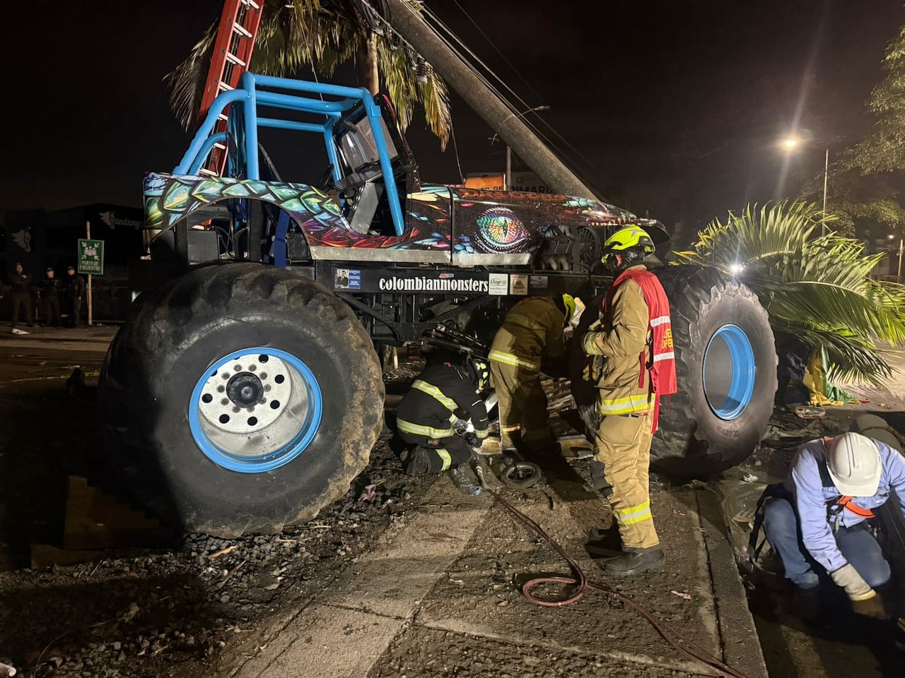 Momentos de terror se vivieron en el lote Bulevar Rose en la ciudad de Popayán durante una exhibición de Monster Truck, luego de que uno de estos vehículos perdiera el control y arrollara a un grupo de asistentes. De acuerdo con reportes oficiales el saldo fue de 38 personas heridas y tres muertos, entre ellos una niña de 10 años.