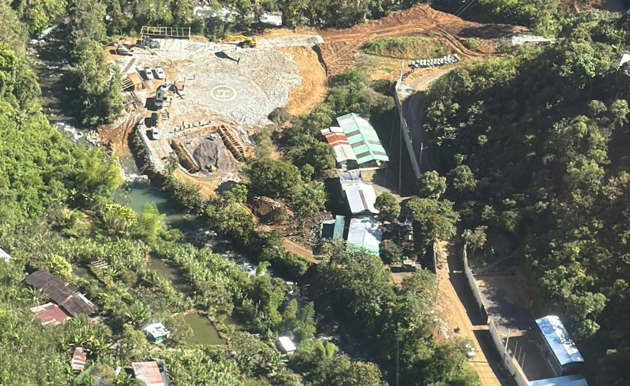 En Ecuador, Ministro de Defensa y Alto Mando Militar supervisan, desde territorio, la destrucción de bocaminas y el empleo de artillería pesada en la frontera norte.