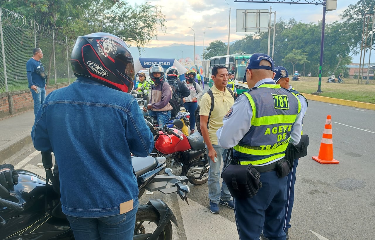 Operación éxodo semana santa 2026 puesto de control tránsito y transportes policía Cali