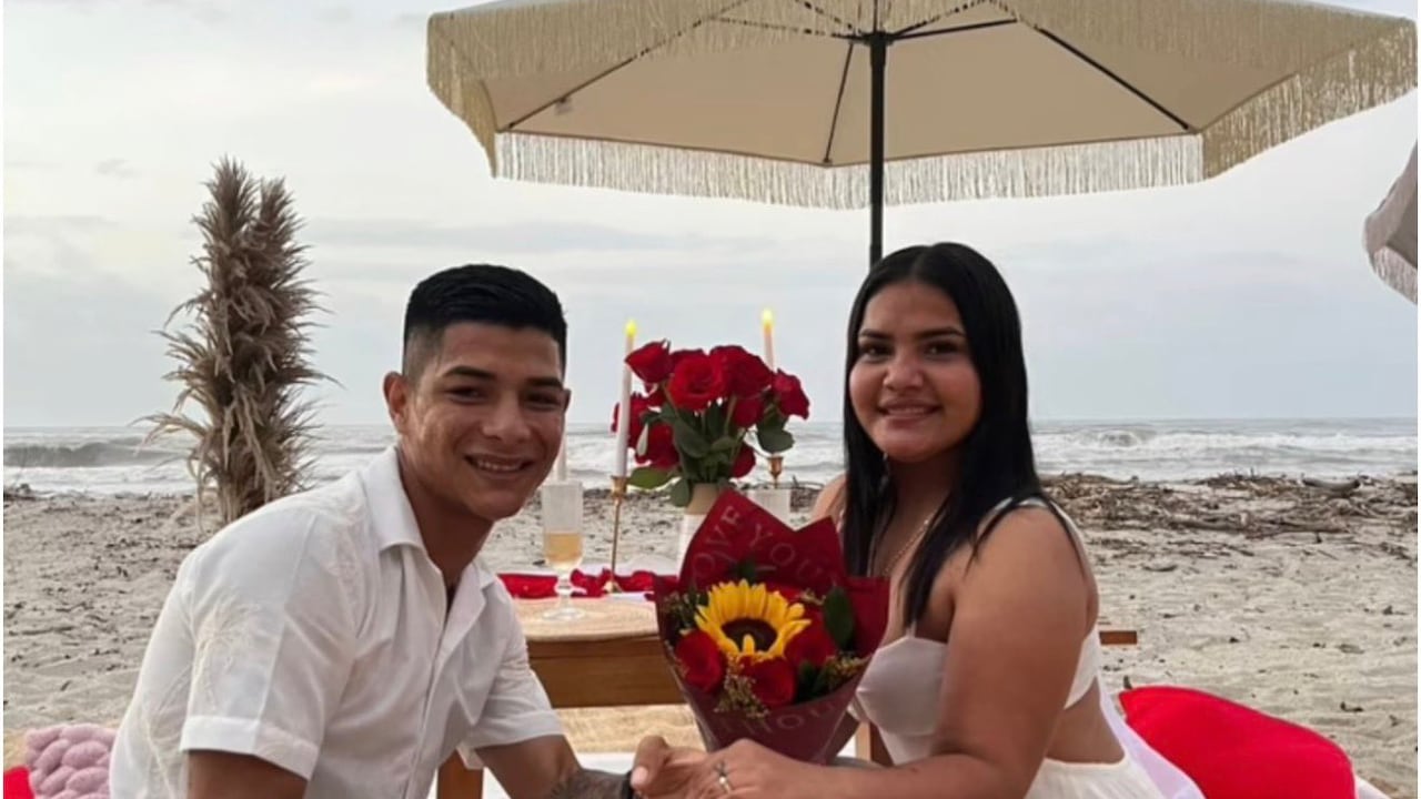 La propuesta de matrimonio fue frente al mar.