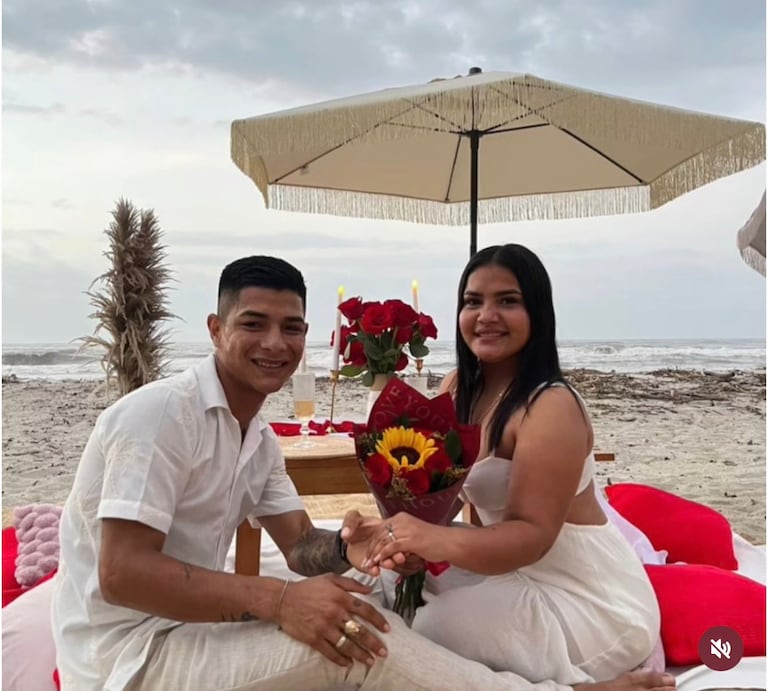 La propuesta de matrimonio fue frente al mar.