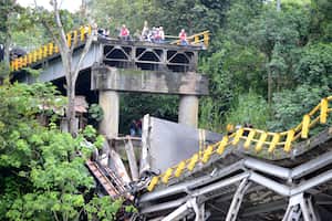 Caída del puente del Alambrado sobre el río la Vieja en los límites entre los departamentos del Valle del Cauca y Quindío.