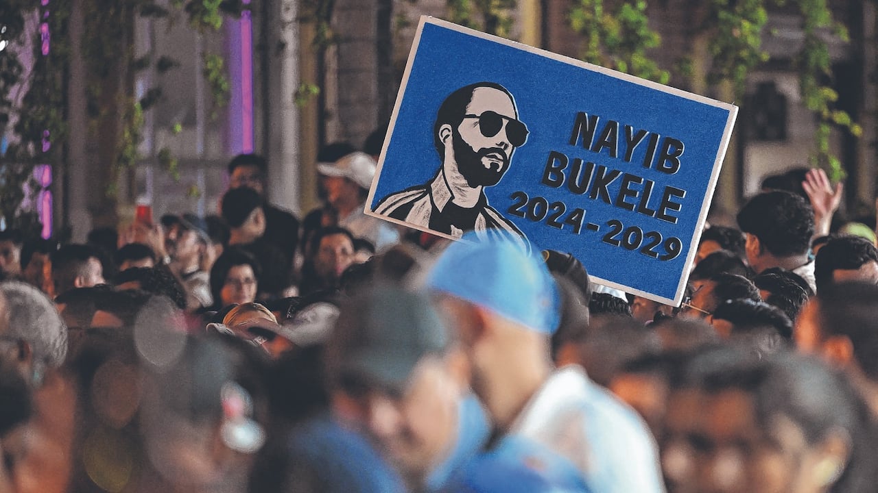 El presidente Nayib Bukele goza de popularidad en El Salvador por reducir a mínimos la violencia criminal con su “guerra”, que se ampara en un régimen de excepción que permite detenciones sin orden judicial. Grupos de Derechos Humanos afirman que hay miles de inocentes tras las rejas.
fotos: AFP / El País