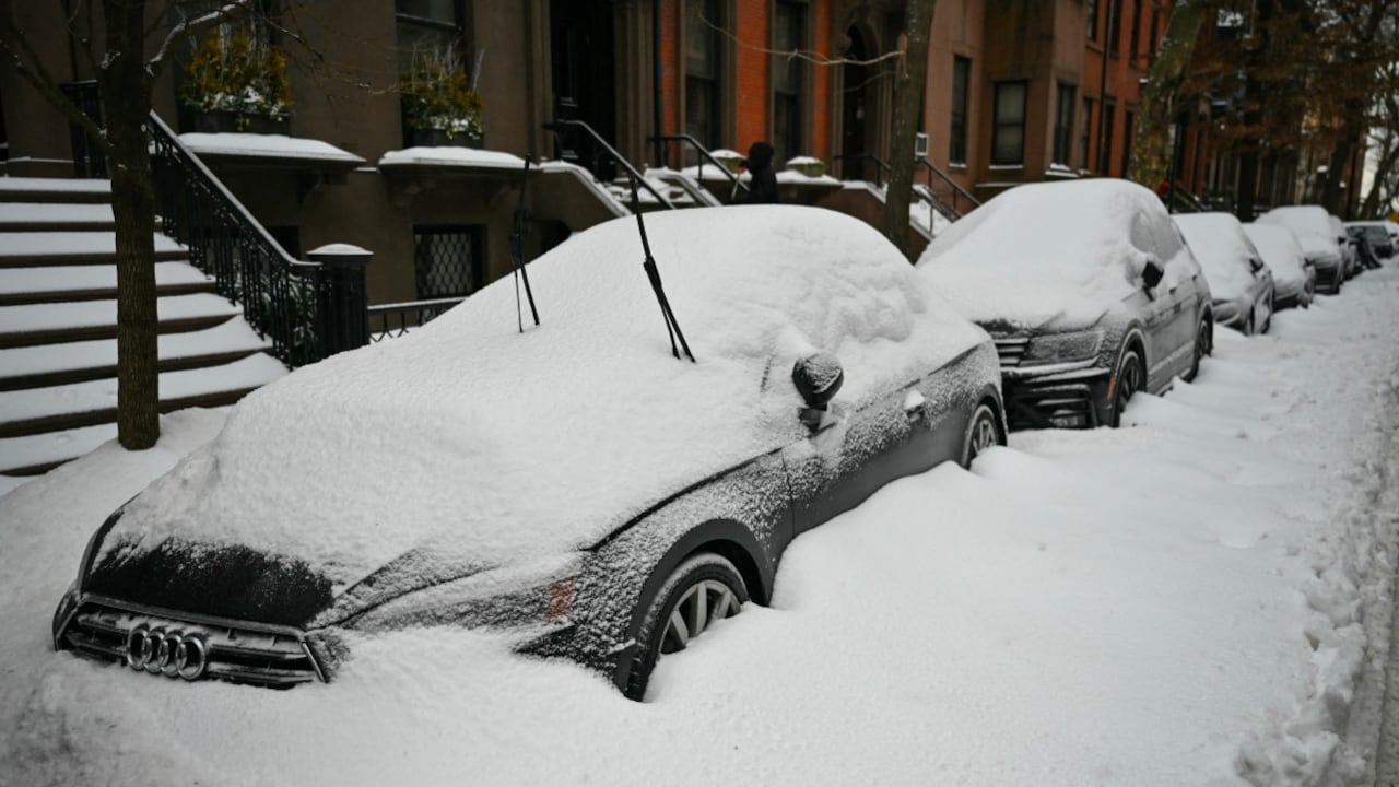 Las autoridades advierten que las carreteras seguirán siendo peligrosas por la presencia de hielo y bajas temperaturas, lo que podría generar accidentes y retrasos en la movilidad.