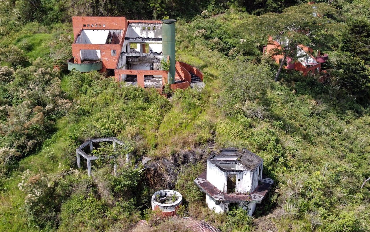 tema de domingo , casas en abandono por muchos años del narcotraficante Pacho Herrera en el Lago Calima en el Valle