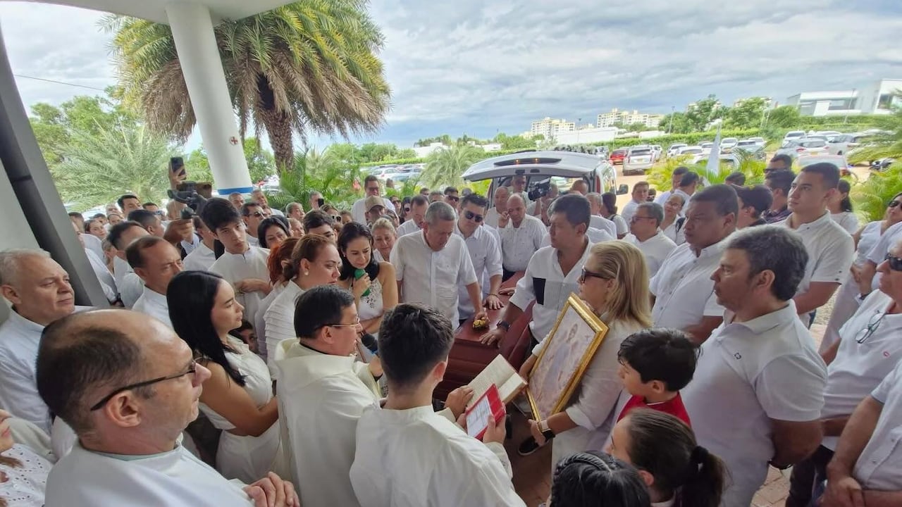 La caravana fúnebre avanzó por la avenida La Toma, continuó por la carrera Quinta, la calle Diez, la carrera Cuarta y la calle Séptima, hasta llegar a la Estación del Ferrocarril; posteriormente tomó la carrera Octava y finalizó su recorrido en la iglesia Santa Teresa de Calcuta.