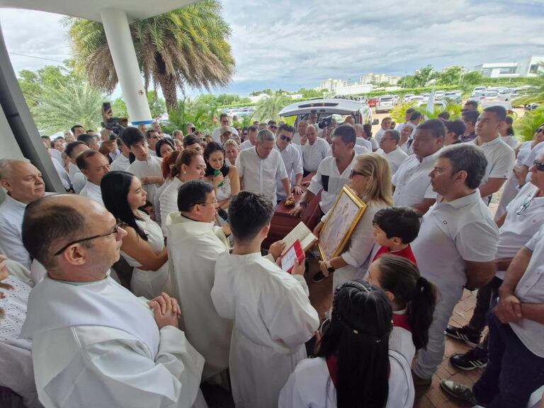 La caravana fúnebre avanzó por la avenida La Toma, continuó por la carrera Quinta, la calle Diez, la carrera Cuarta y la calle Séptima, hasta llegar a la Estación del Ferrocarril; posteriormente tomó la carrera Octava y finalizó su recorrido en la iglesia Santa Teresa de Calcuta.