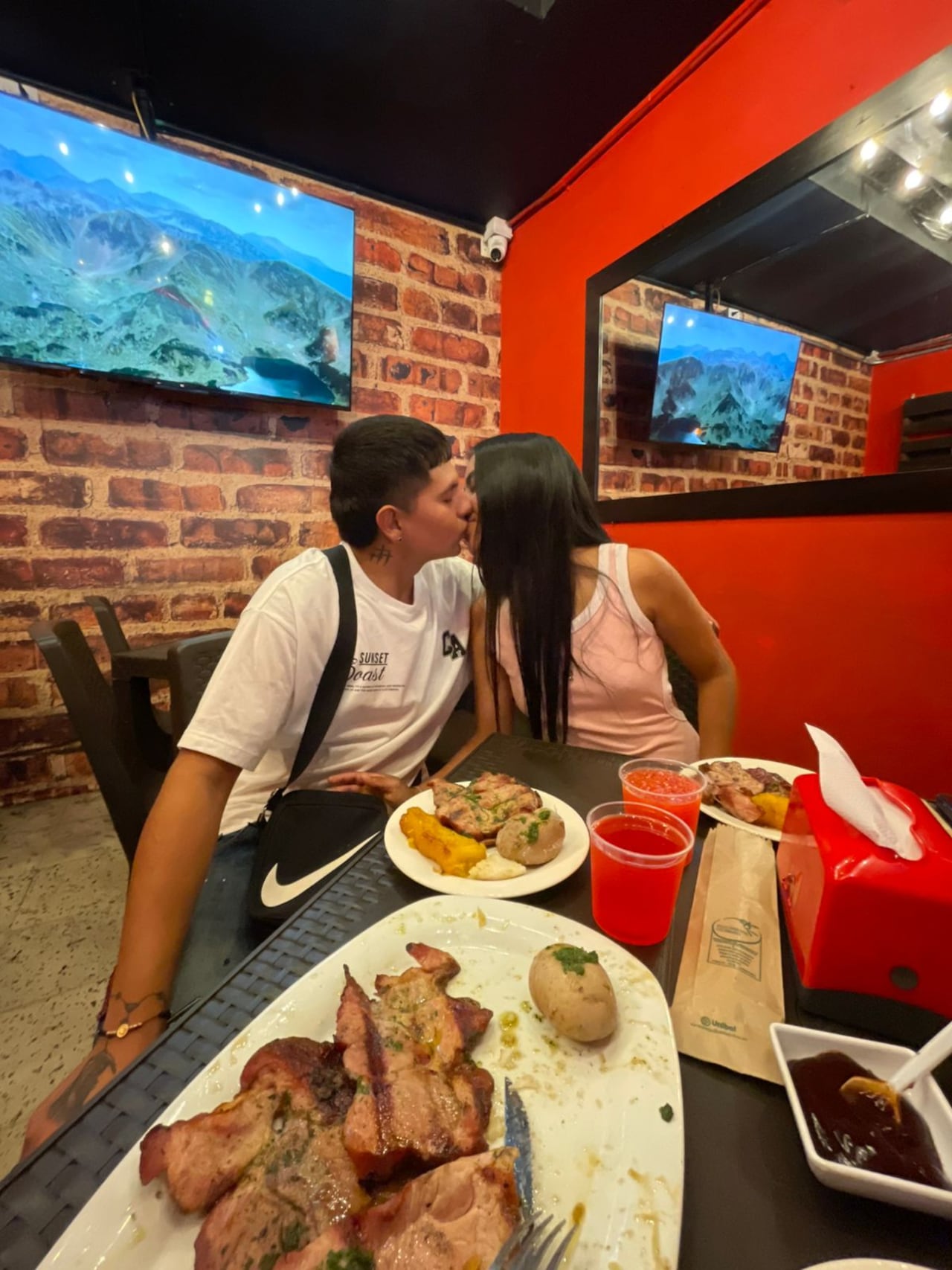 En esta fotografía está Juan Esteban Bastidas compartiendo con su pareja.