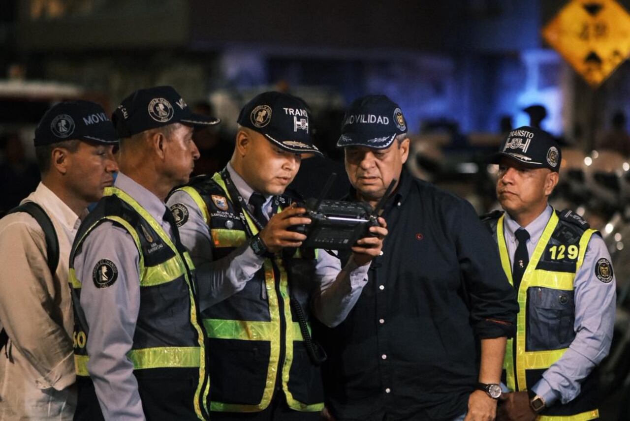 El equipo de agentes de tránsito de la secretaría de Movilidad y el secretario de Gobierno, hacen presencia en los alrededores del Túnel Mundialista.