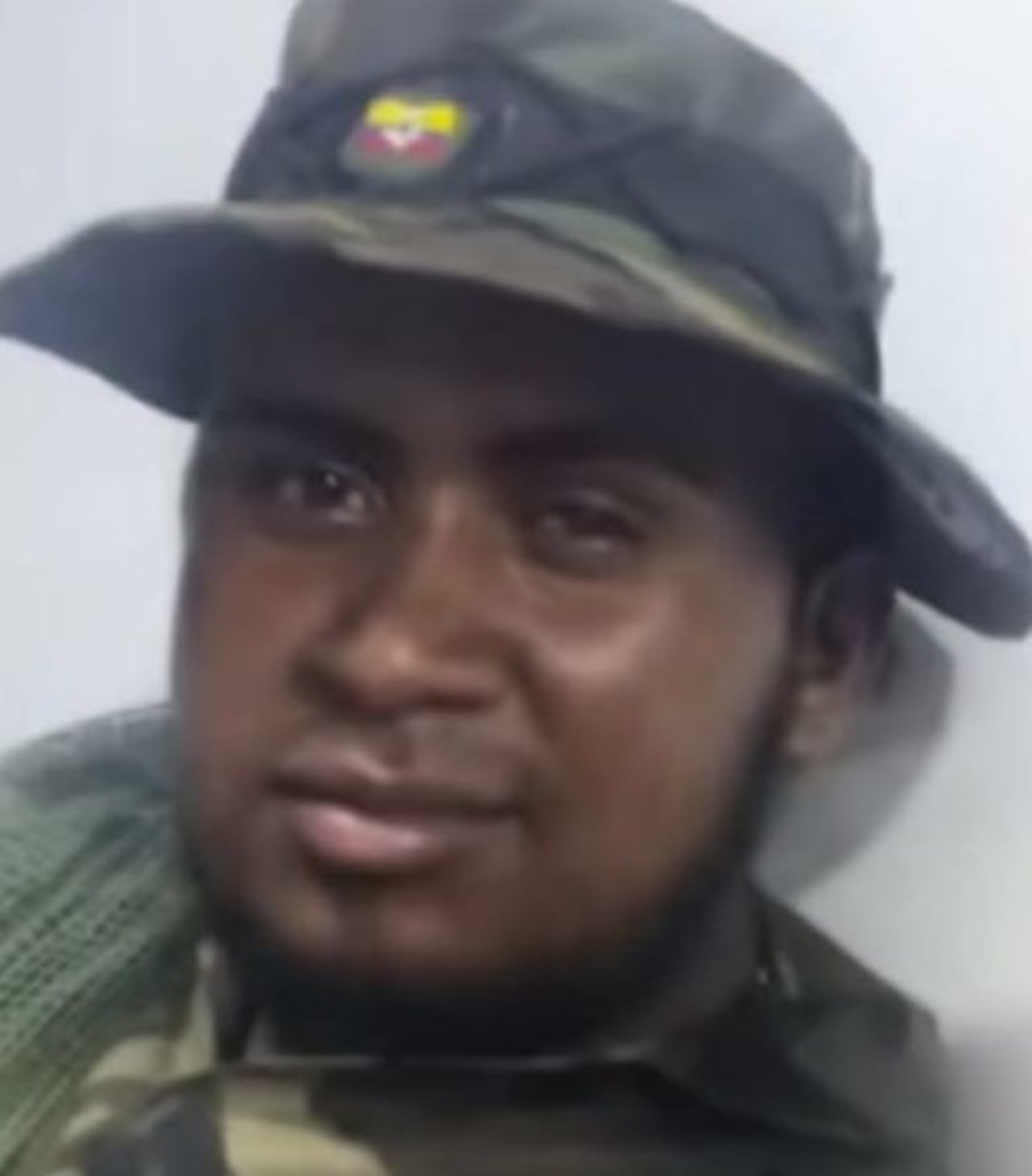 Durante su permanencia en la estructura desempeñó funciones como guerrillero raso, cabecilla de escuadra, explosivista, instructor de drones con explosivos, cabecilla de comisión y enlace entre las comisiones armadas del Cañón del Micay y la Bolsa del Patía.
